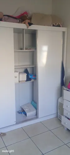 Doa-se guarda roupas três portas