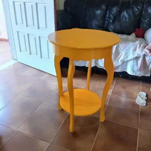 Mesa de canto amarelo em madeira