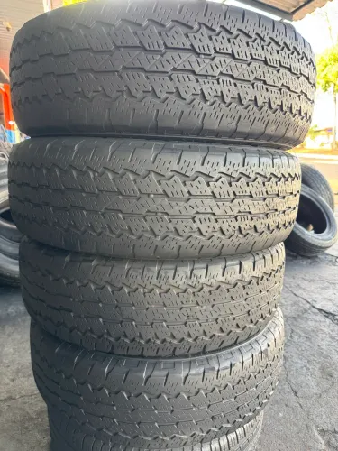 04 Pneus Bridgestone Aro 17 Dueler A/T 693 255/70R17 112T, 70% vida útil