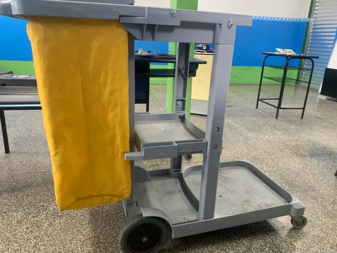 Vendo carro funcional de limpeza