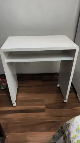 Escrivaninha de MDF branca com rodinha