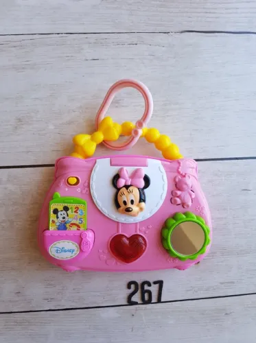 Minnie toca e faz sons