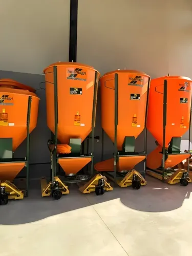 Misturador De Ração Incomagri MIN-P 1000Kg Polietileno Sem Motor - produto novo.