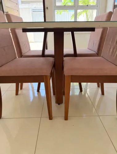 Mesa em MDF com tampo de vidro temperado