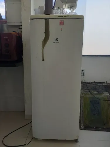 Geladeira eletrolux funcionando perfeitamente quebra galho no precinho !