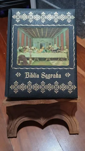 Bíblia grande com suporte de madeira