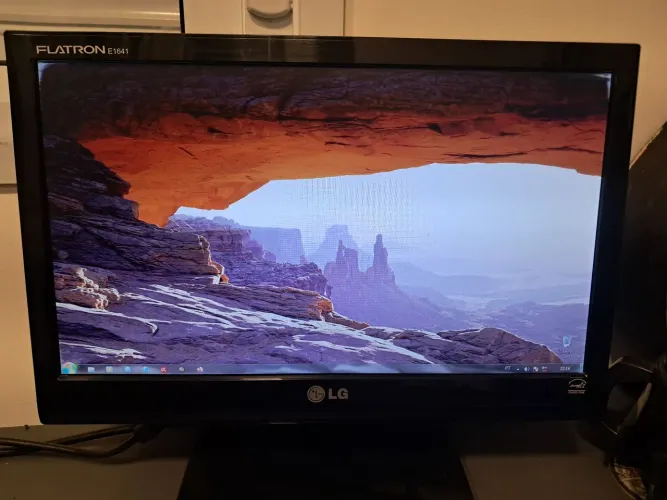 Monitor LG 15.6 LED HD - Perfeito para Estudos, Trabalho ou 2ª Tela (Testado e Pronto Uso)