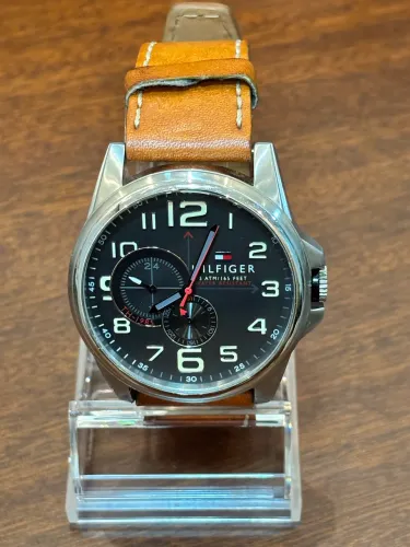 Relógio Tommy Hilfiger Preto e Vermelho