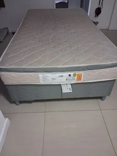 Cama de viúva e bicama 