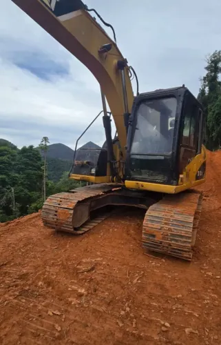 Escavadeira Caterpillar 311D cabinada 