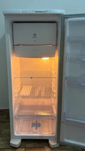 Geladeira Eletrolux RE31 Degelo Prático