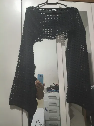 Croped curto ombro caido tricot vazado