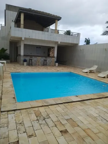 Alugo Stella Maris 4 quartos  sendo 1  em baixo 3 em cima, pé na áreia,  2 garagem