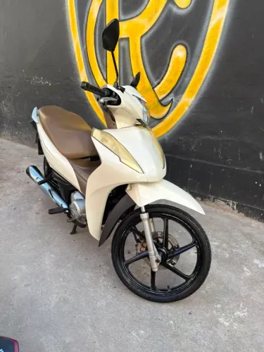 Moto muito conservada.e so pega e transferir