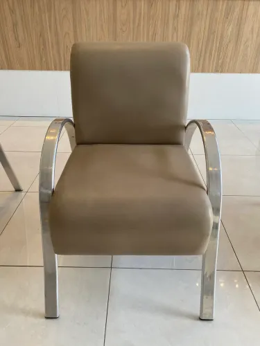 Cadeira de Recepção Estofada Bege com Estrutura Cromada