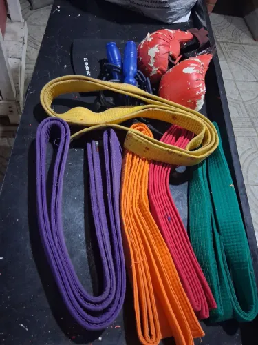 Faixas e material para karaté .