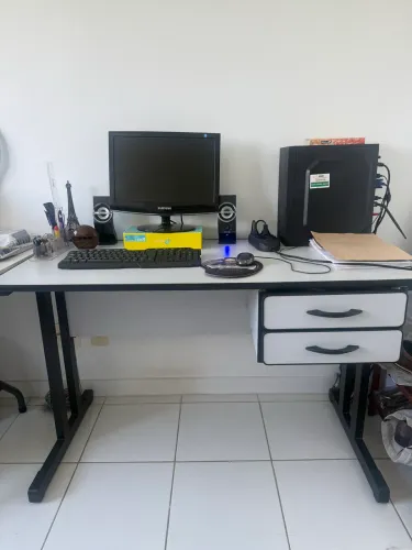 Mesa escritório, com gaveta (1,20 X 0,60 cm)