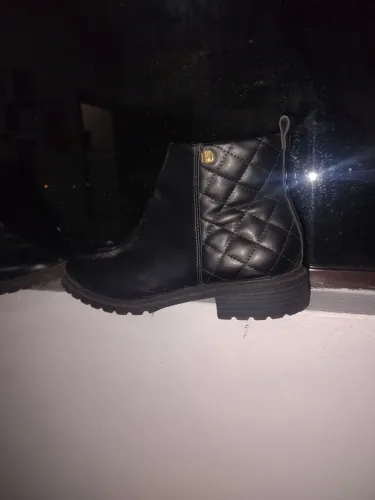 Bota preta com zíper