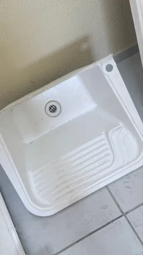 Pia, tanque, e pia da cozinha com 1 mês de uso.