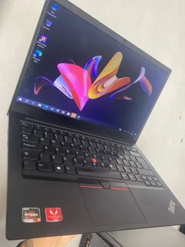 Lenovo ThinkPad E14 | Ryzen 3 4 | 8GB RAM | SSD 240GB | Placa Radeon Graphics