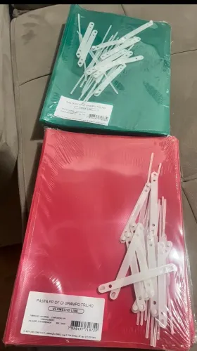 Pasta plástica com grampo trilho vermelha e verde 