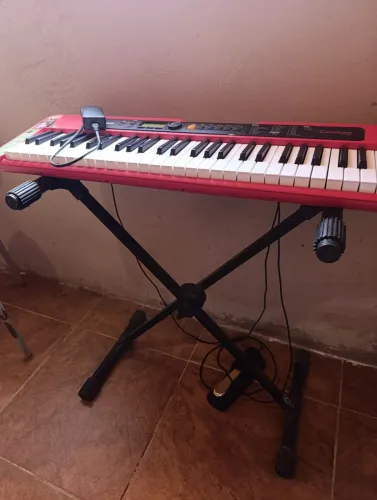 Teclado Casiotone CT-S200RD acompanha tudo que está na foto