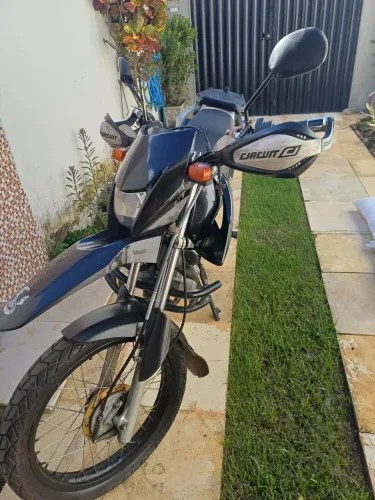 Bros 150, 2011/2012 bem conservada, com IPVA pago e manutenções com um único mecânico
