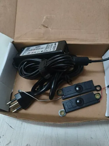 Alto falantes e carregador Samsung NP550XCJ