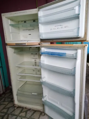 Vende-se uma Geladeira