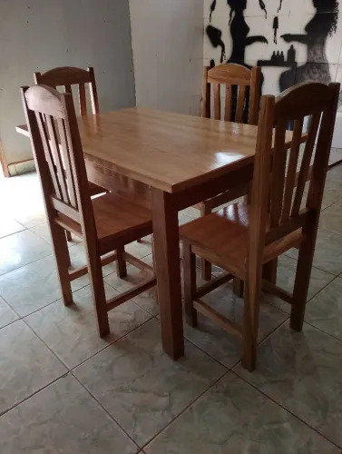 Mesa cm 4 cadeiras. Tampo grosso. Novo de fabrica aceita cartão de crédito 