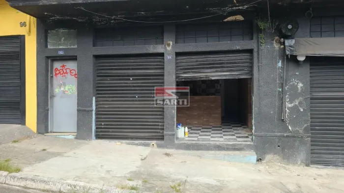 SALÃO COMERCIAL COM PORTAS DE AÇO, PISOS E REVESTIMENTOS DE PAREDE , PRONTO PARA USO