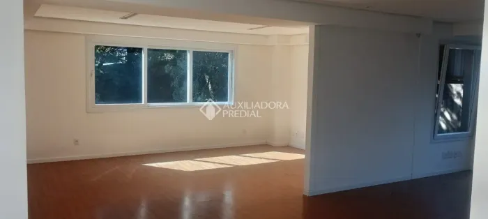 Sala térrea no Centro de Graramdo desocupada