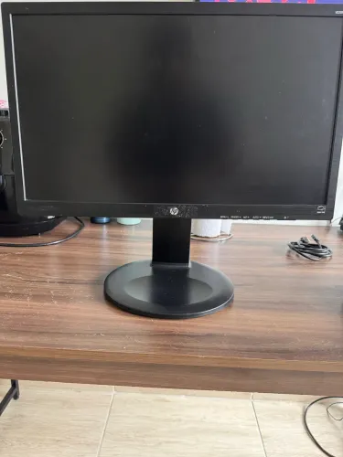 Monitor HP V225hz, 21,5 polegadas com resolução Full HD.