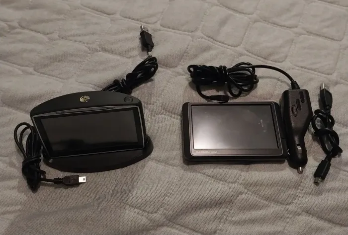 Combo 2 GPS Automotivos: Garmin nüvi 205W + TomTom GO 730 (Com Acessórios)