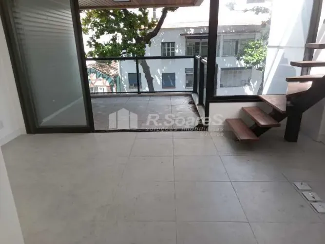 Cobertura duplex à venda em Ipanema, duas suítes e vaga Rua Vinicius de Morais.