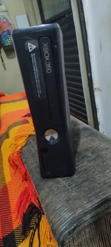 Vendo Xbox 360, bloqueado, 2 manete funcionando, 3 jogos na memória