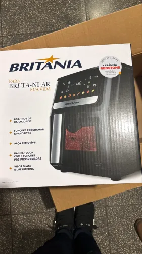 air fryer britânia BAF65A com 6,5 litros de capacidade e revestimento cerâmico redstone