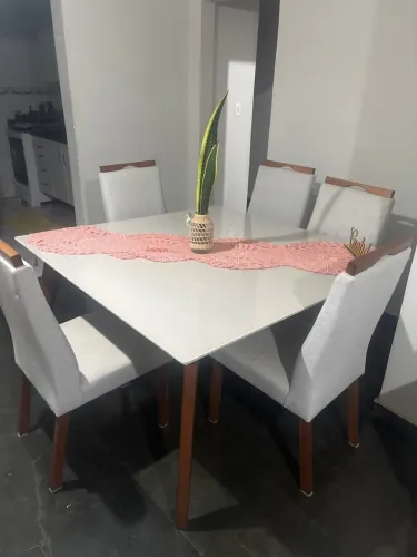 Mesa quadrada com seis cadeiras