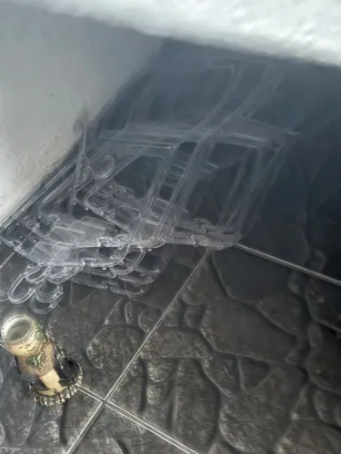 Manequim, arara de parede inox e cabides acrílico 