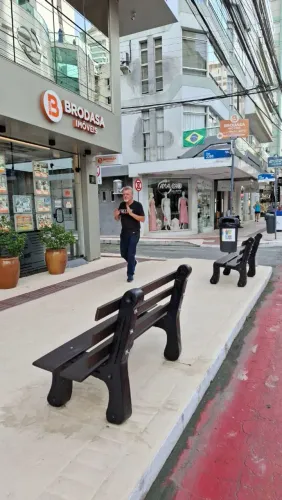 Banco Jardim e Praça