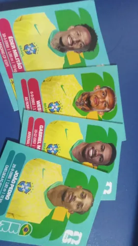 Figurinhas da Copa no pacotinho ou avulsas. Álbum capa dura.