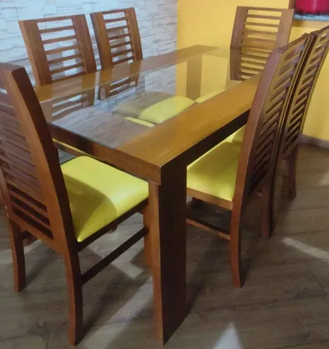 Mesa de madeira com 6 cadeiras estofadas