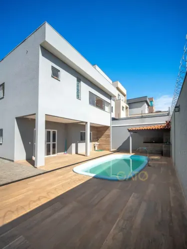 CASA COM PISCINA PARA LOCAÇÃO NO PORTAL DOS IPÊS - CAJAMAR - SP.