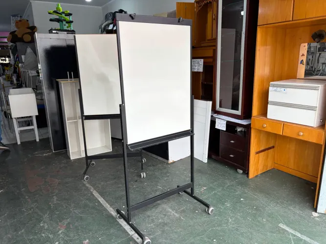 Cavalete Flip chart com rodinhas 180cm altura x 75cm