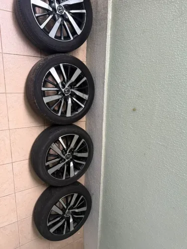 Jogo de 4 rodas com 4 pneus usados para Honda Civic..