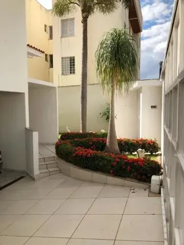 Casa sobrado para locação no bairro Morada da Colina