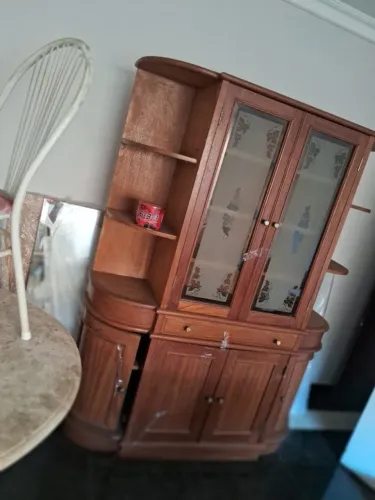 Vendo cristaleira de madeira maciça