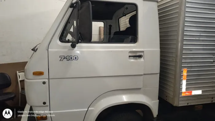 caminhão 7100 Bau