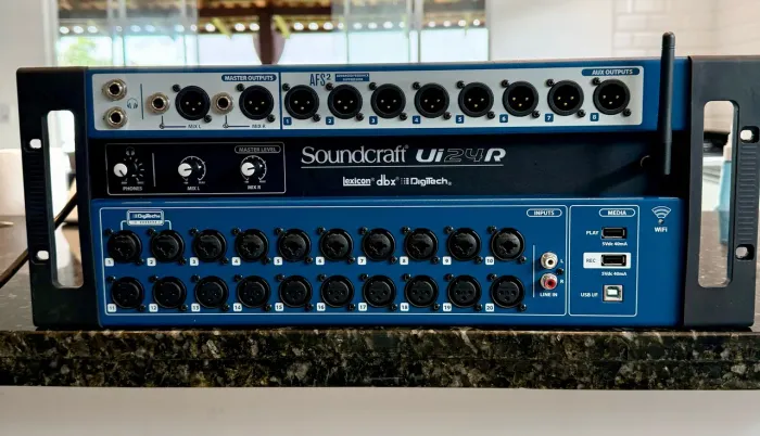 Soundcraft Ui24R + Caixa original? Usada apenas 5 vezes!