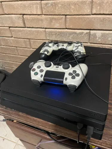 Ps4 pro + 2 jogos mídia física + 2 controles
